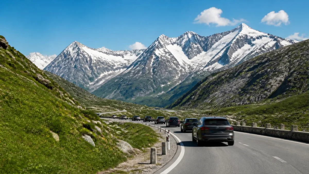 Auto in coda su una strada alpina vicino al confine italo-svizzero