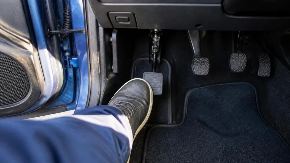 Pedale del freno supplementare sul lato passeggero di un'auto a doppi comandi dell'autoscuola